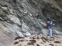 DSC1647  Banc H8 inclus dans les marno-calcaires de Loya. Une seule coulée gravitaire de 5 à 6 m d&#39;épaisseur. Des blocs de carbonates inclus dans une matrice présentant des déformations plastiques.
