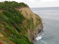 DSC9195 DxO  Un peu plus loin, altération chimique du flysch marno -calcaire par l&#39;eau riche en CO2. L&#39;argile résiduelle forme une altérite qui favorise les glissements de terrain et donc l&#39;érosion du littoral.